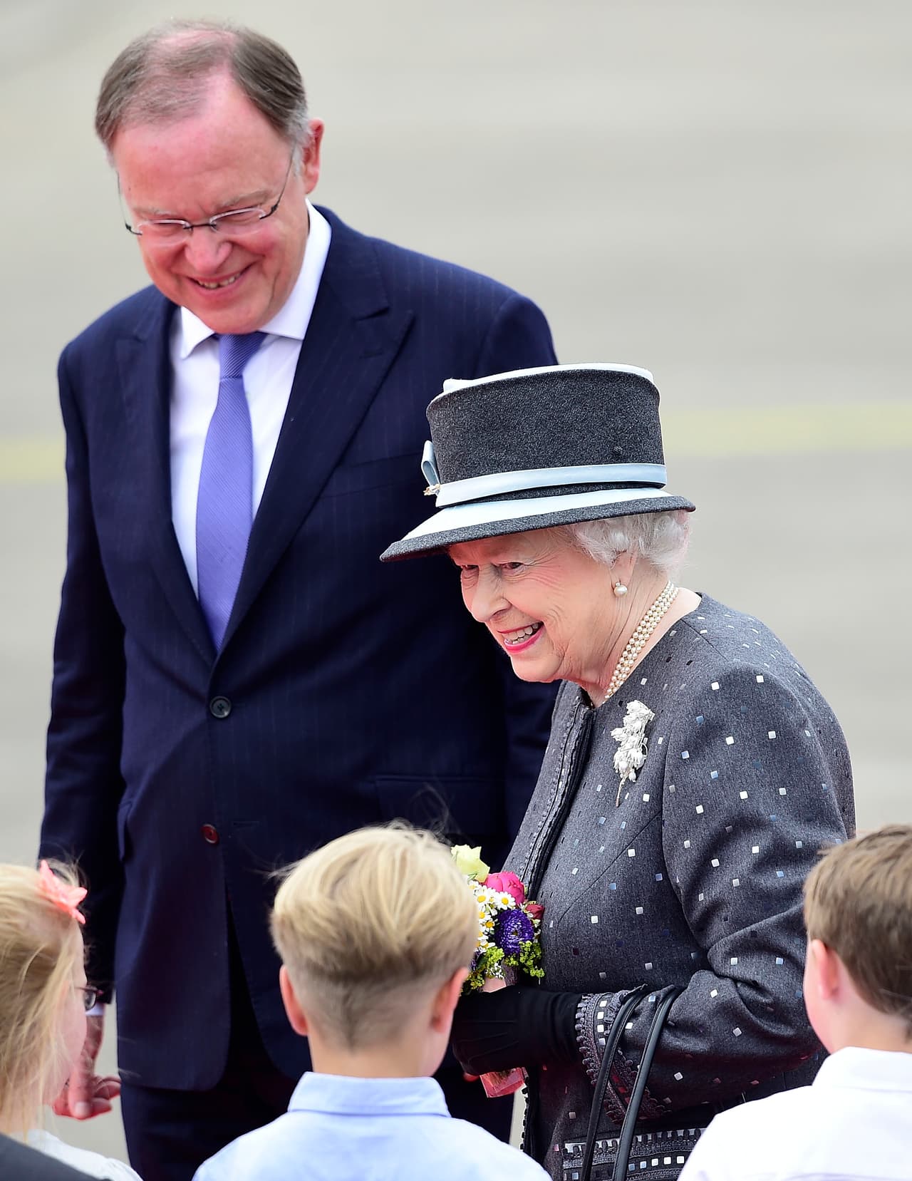 Según The Sun, el grafiti se visualiza desde la autopista The Royal Windsor Way. El diario británico cita al presidente de la Asociación de Residentes de West Windsor, Richard Endacott, quien se refirió a esa autopista como "la puerta de entrada a nuestra ciudad y es la primera vista que se tiene del castillo de Windsor".