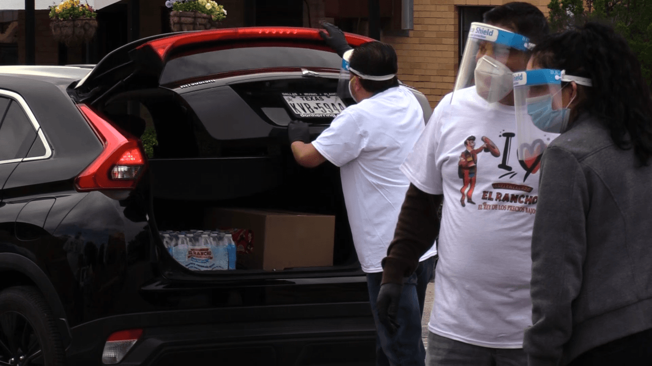 Voluntarios entregaron despensa a las familias por auto servicio