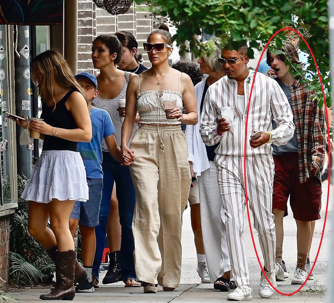 Emme lucía un suéter oversize negro y blanco con pantalones cortos color crema, mientras que Seraphina llevaba una camiseta con estampado de cuadros y bermudas en tono vino. 
<br>