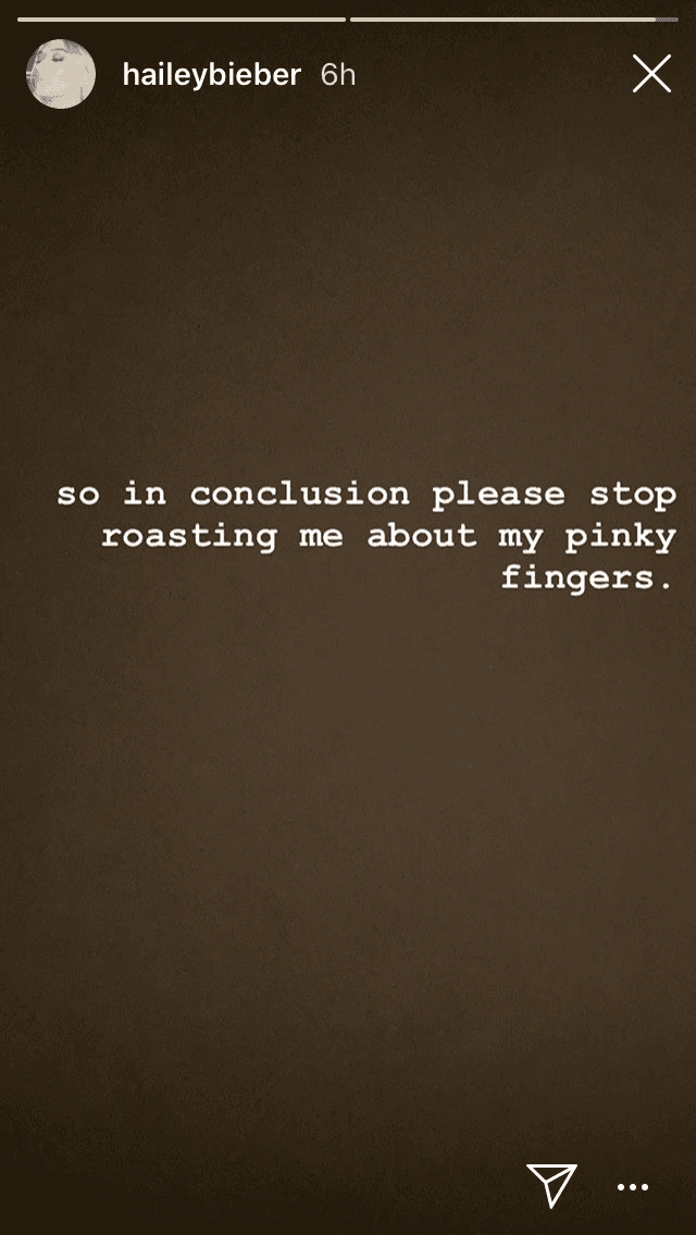 Luego, en una tercera imagen, Baldwin finalizó con una petición a sus fans y seguidores: "En conclusión, por favor, 
<b><a href="https://www.univision.com/famosos/duele-ser-destrozada-en-internet-hailey-bieber-manda-mensaje-a-quienes-la-critican-en-las-redes-sociales-fotos" target="_blank">dejen de burlarse </a></b>de mis dedos meñiques".
<br>