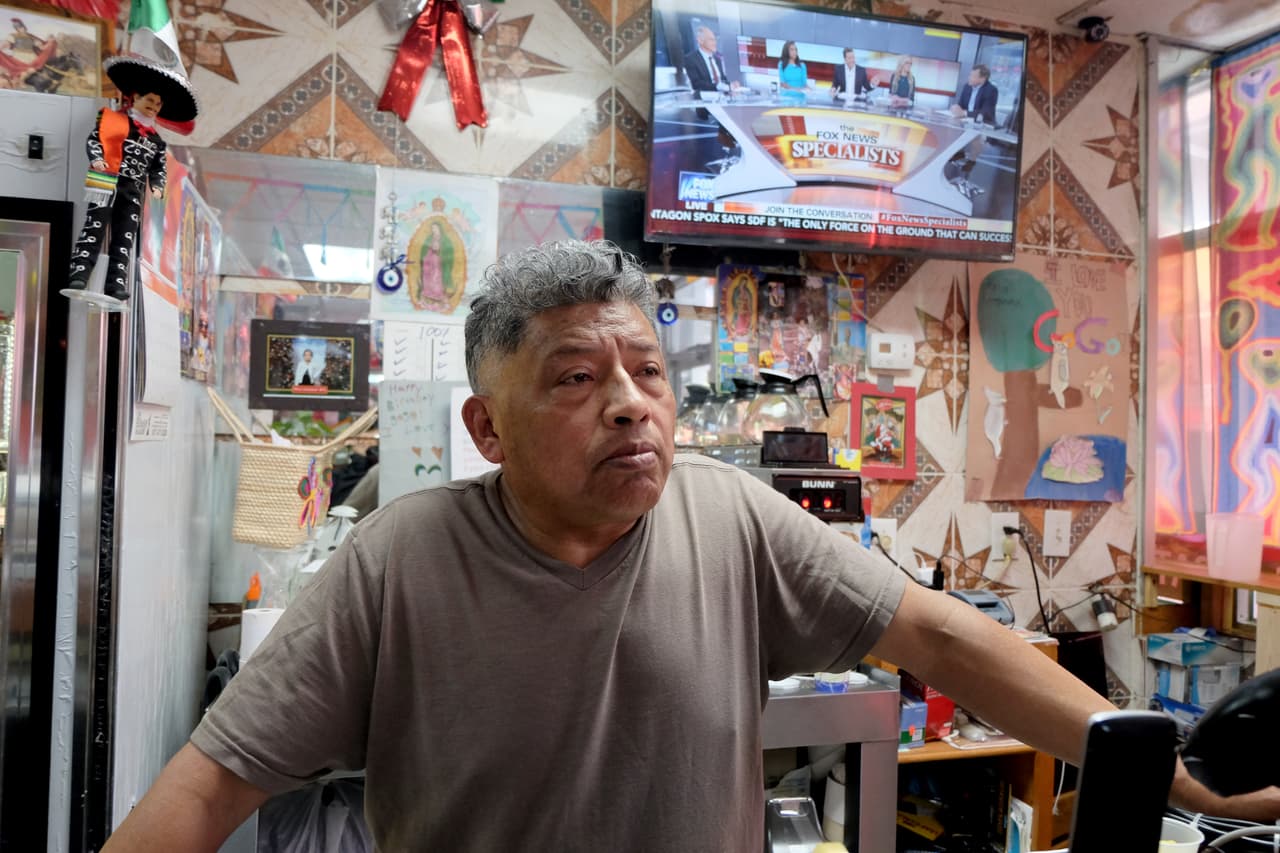 Ramundo Salazar, originario del estado de Guerrero en México, en su restaurante sobre Courtlandt Avenue. Retrato de Justin Arroyo.