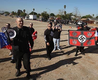 AntiinmigrantesLos supremacistas tienen fuertes sentimientos contra la población inmigrante y muchas veces salen a la calle para ventilar su odio y reclamar fuertes medidas que frenen la inmigración indocumentada.Así ocurrió hace unos días en un poblado al sur de California, donde la tensión obligó al repliegue de los manifestantes.