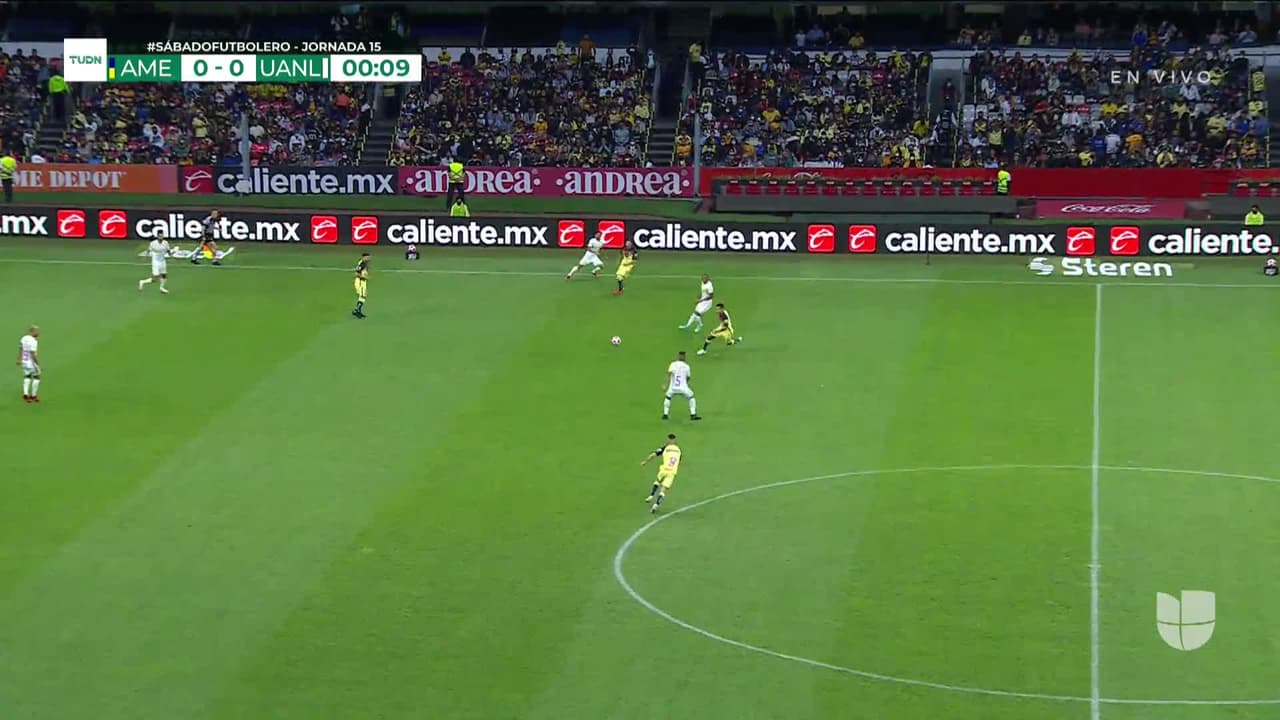 Arranca el partido y la pelota está en juego.