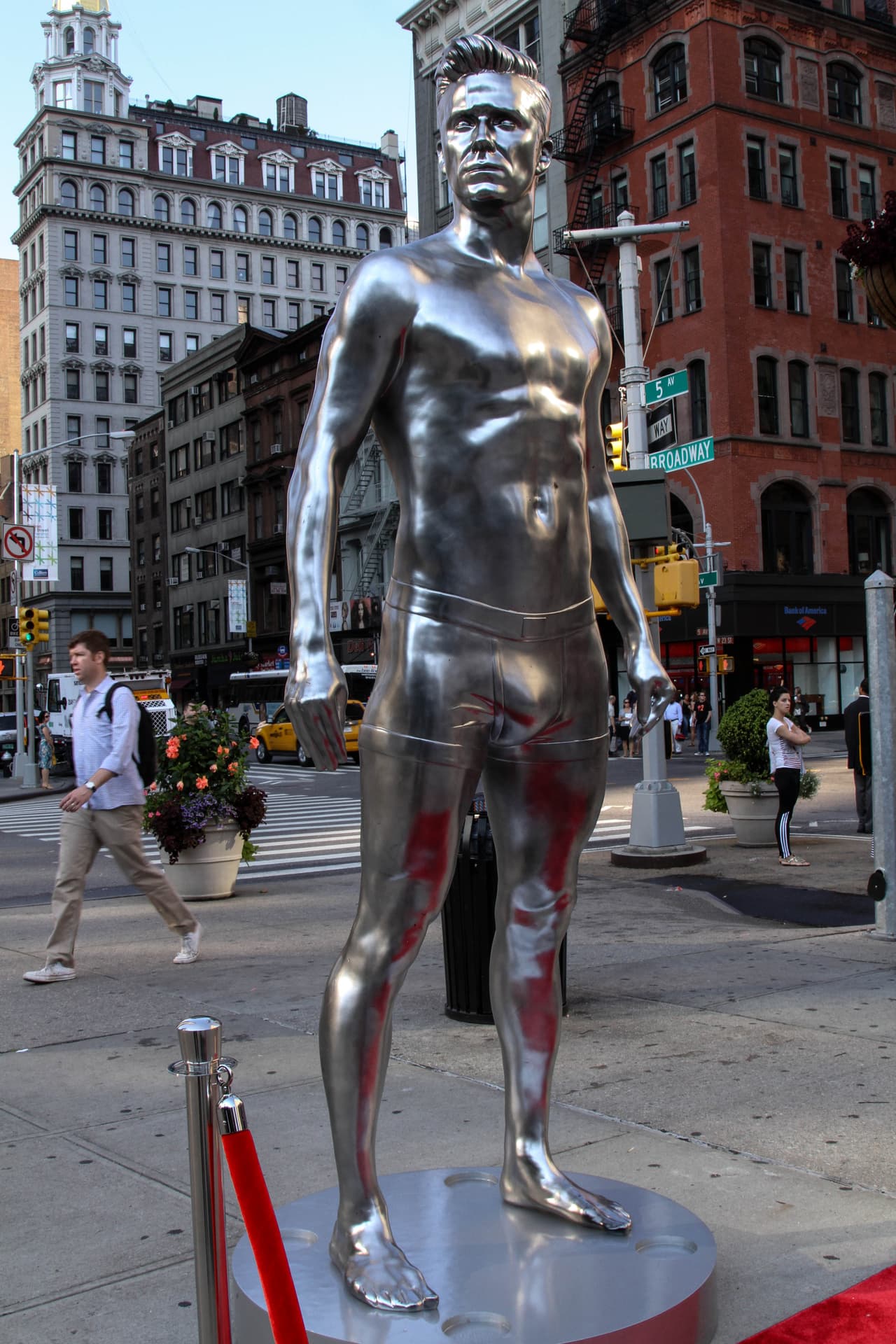 En 2012, 
<b>David Beckham</b> tuvo varias estatuas suyas distribuidas alrededor del mundo, como parte de una campaña publicitaria de su marca de ropa interior.