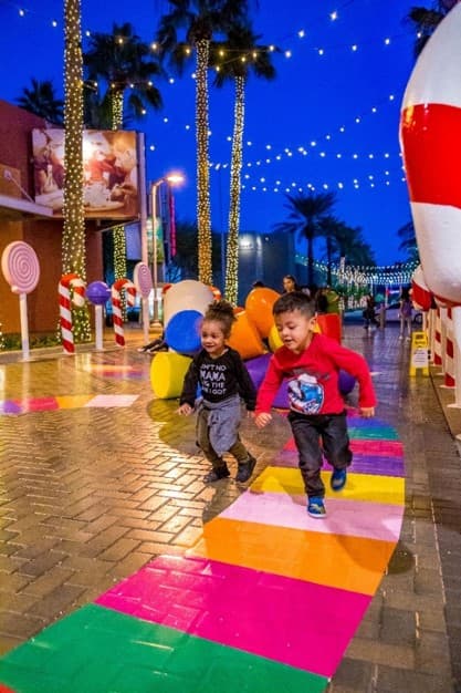 <b><i>Candy Cane Lane</i></b>
<br>Disfruta de la instalación de arte de inspiración comestible con casi 100 golosinas, que se elevan de cuatro a ocho pies de altura.