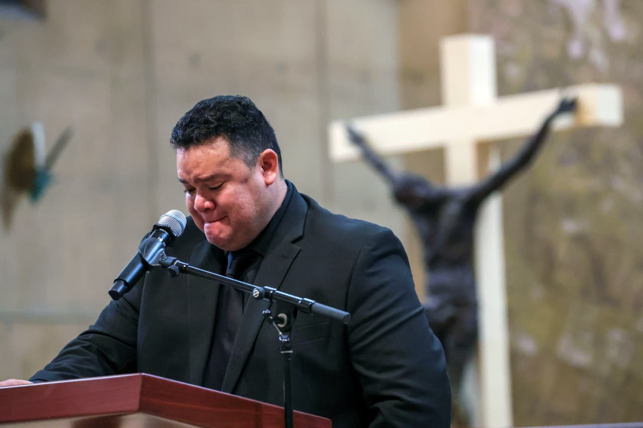 Fernando Valenzuela hijo, dio un emotivo mensaje en español, visiblemente conmovido, mientras se secaba las lágrimas con un pañuelo blanco. "Fernando ya no tiene que mirar hacia arriba ni hacia abajo", dijo refiriéndose al gesto característico de su padre, quien levantaba la mirada al cielo antes de cada lanzamiento.
