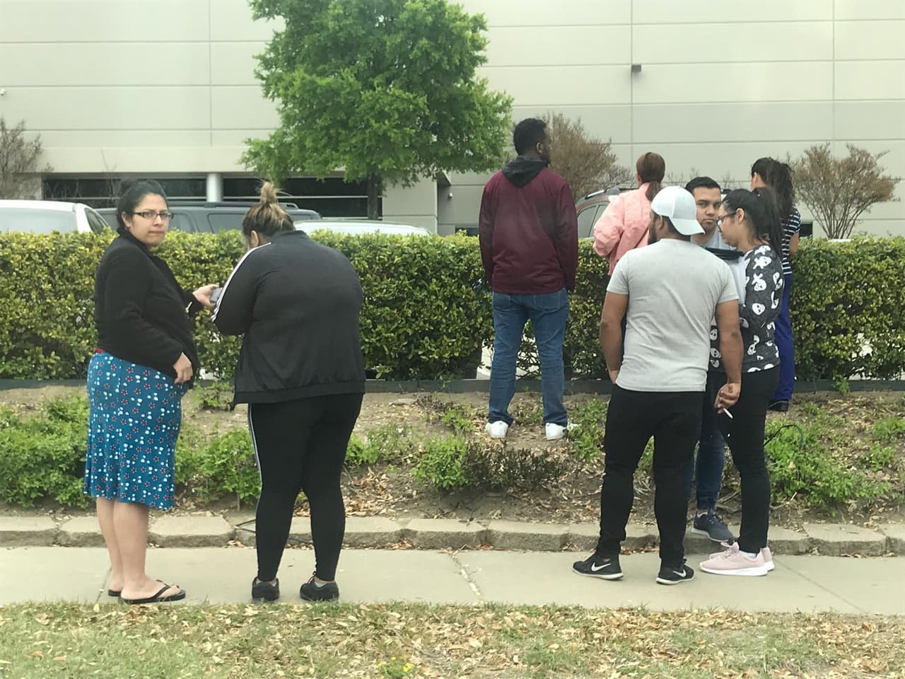 Activistas y familiares piden la liberación de más de 280 empleados detenidos por ICE durante una redada