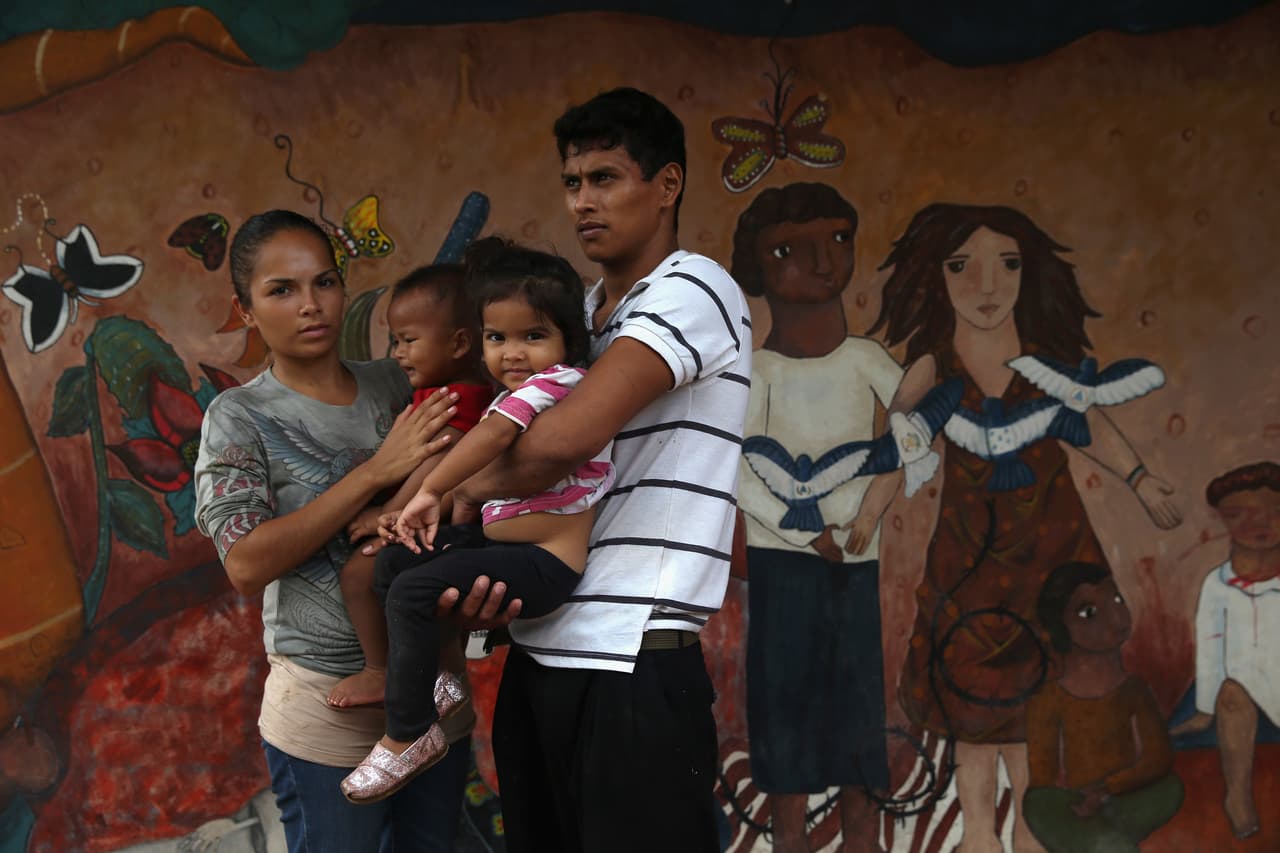 Una familia hondureña aguardaba en un refugio para migrantes en Tenosique, México, en septiembre de 2014.