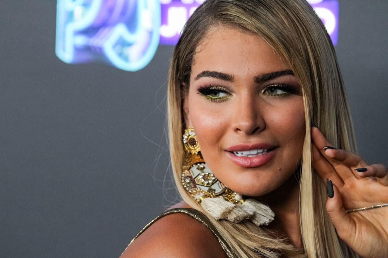 Migbelis acompañó su look con grandes accesorios.