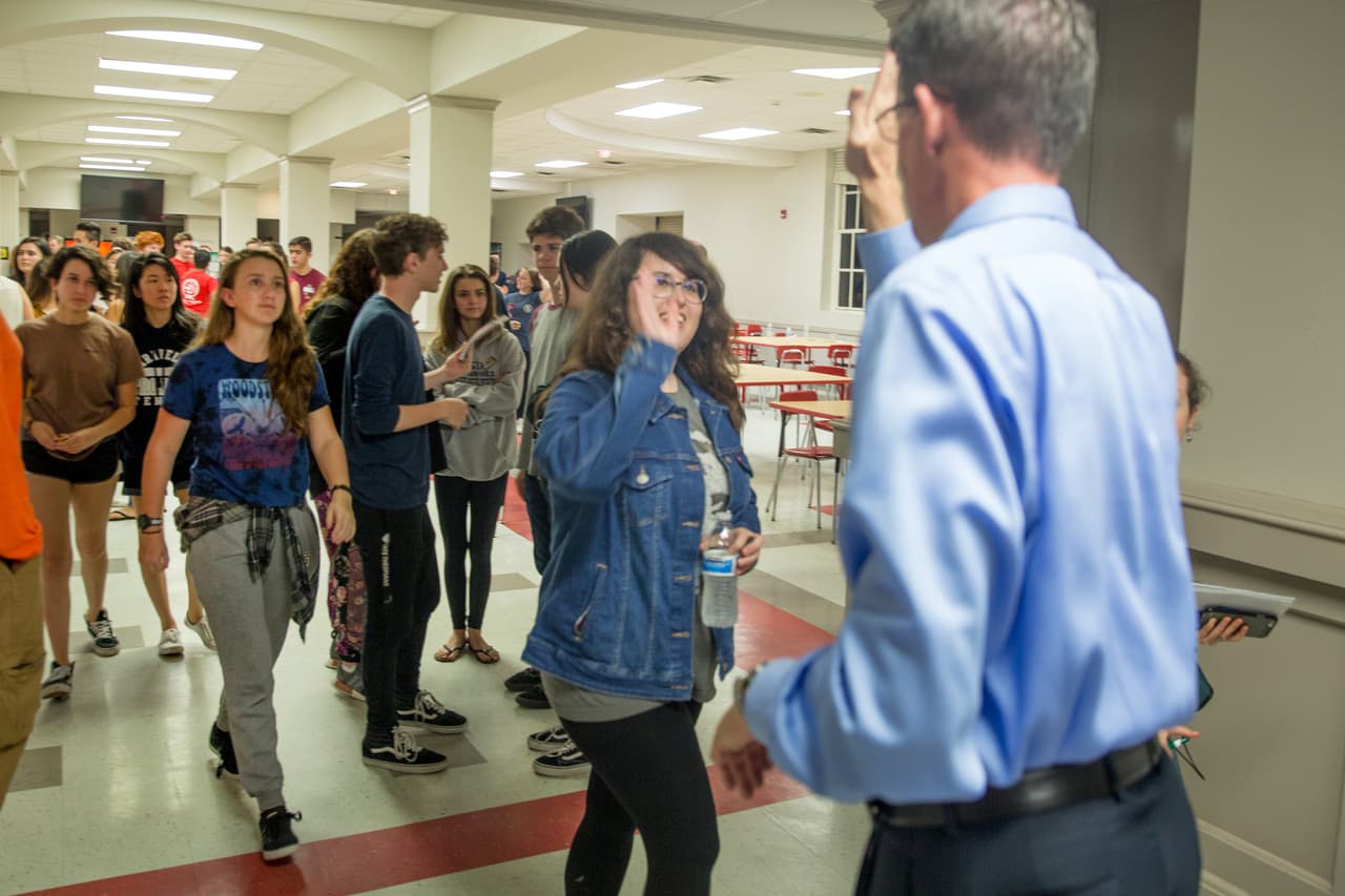 Antes de ir a dormir en la secundaria León donde fueron recibidos en Tallahassee, algunos legisladores de Florida saludaron al grupo y dieron algunos consejos para llevar su mensaje en las numerosas reuniones que tendrán con los políticos del estado, incluido al Gobernador. Fueron guiados por el personal de la secundaría León al lugar de la escuela donde descansarán antes de la larga jornada en la capital.