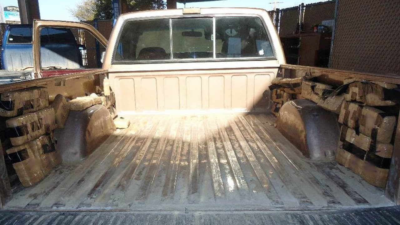 Un hombre fue detenido en el puerto fronterizo de Douglas con 300 libras de marihuana en su camioneta.