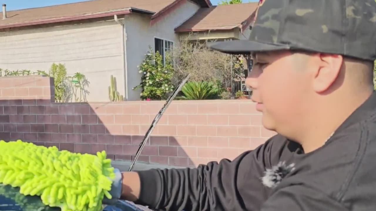 Joven de 13 años emprende negocio de lavado de autos para ayudar a su mamá