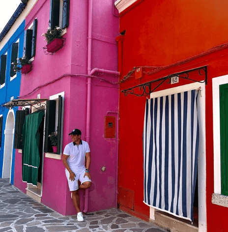 Al mismo tiempo en que sigue guardando recuerdos de estas vacaciones memorables, en las que celebra estar junto a su madre.