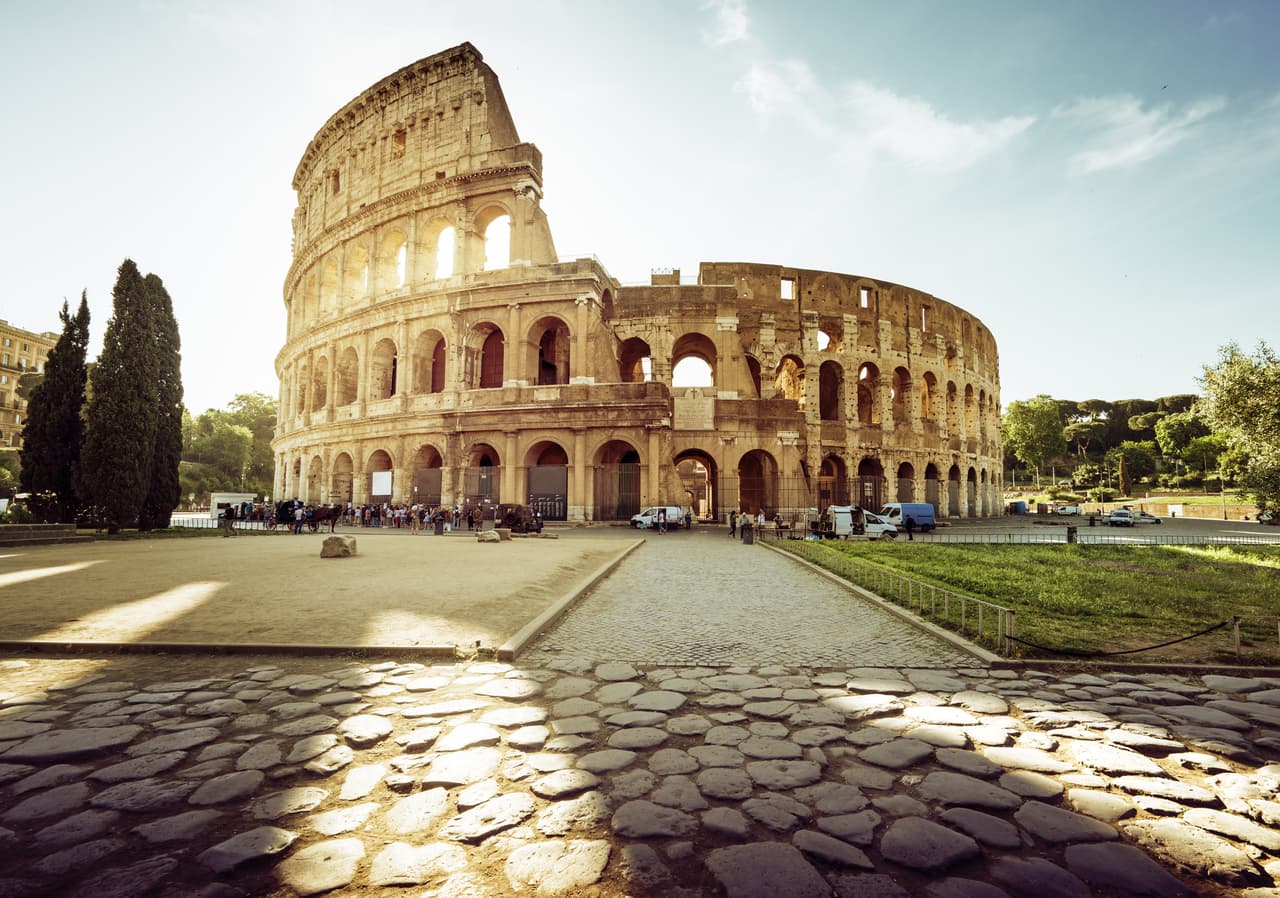<b>Puesto 2. Coliseo romano. Roma, Italia.</b>
<br>
<br>Es el principal símbolo de Roma y cada año lo visitan más de 6 millones de personas. Tiene casi 2,000 años y durante el Imperio Romano y 
<b>bajo el lema de "Pan y Circo", 50,000 personas podían presenciar desde ejecuciones hasta luchas de gladiadores. </b>El Coliseo permaneció activo durante más de 500 años.