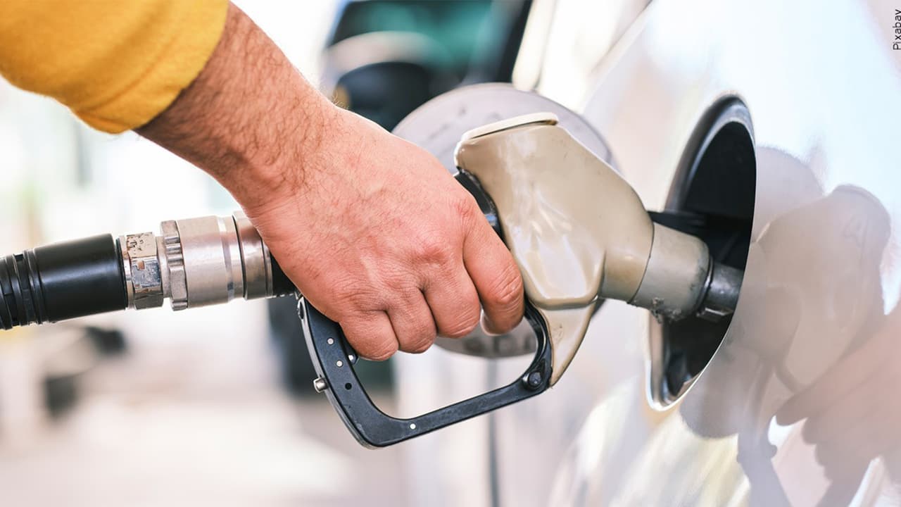 <b>Carga en el momento indicado</b>
<br>Expertos aseguran que 
<b>el mejor momento para cargar combustible es cuando el tanque está a la mitad. </b>De esta forma evitas que se evapore la gasolina. Lo mejor es cargar por las mañanas, cuando el combustible es más denso por las bajas temperaturas.