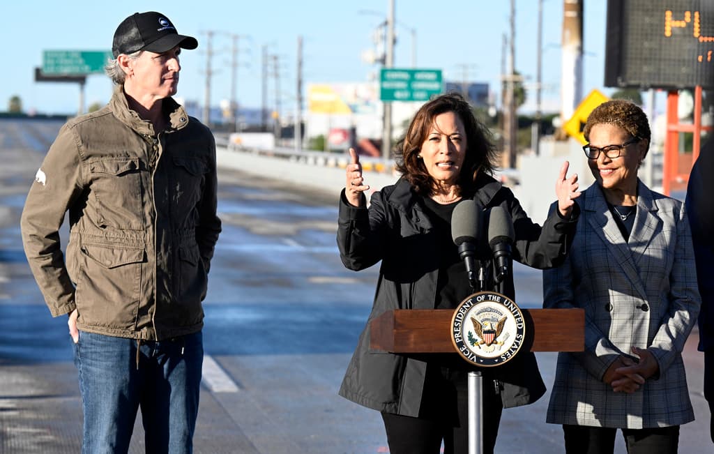 El anuncio fue realizado este domingo temprano, en una conferencia de prensa a la que asistió la 
<b><a href="https://www.univision.com/noticias/politica/kamala-harris-segunda-persona-vicepresidencia-mas-votos-desempate-senado" target="_blank">californiana Kamala Harris, vicepresidenta</a></b> de los Estados Unidos (en el podio). Junto al gobernador de California, 
<b>Gavin Newsom</b>, y la alcaldesa de Los Ángeles, 
<b>Karen Bass</b>, felicitó a los trabajadores que hicieron posible comenzar a reabrir carriles antes del tiempo anticipado.