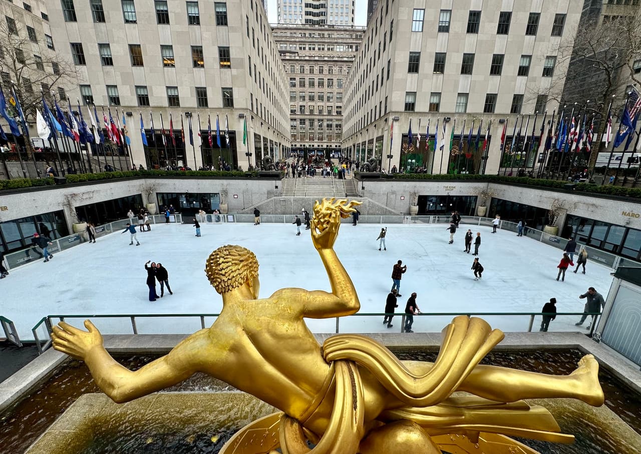 La
<b>pista de hielo del Rockefeller Center</b> abrió su temporada 2025–26 el sábado 11 de octubre, marcando el inicio oficial del invierno neoyorquino con cientos de visitantes listos para patinar bajo las luces de Midtown.
