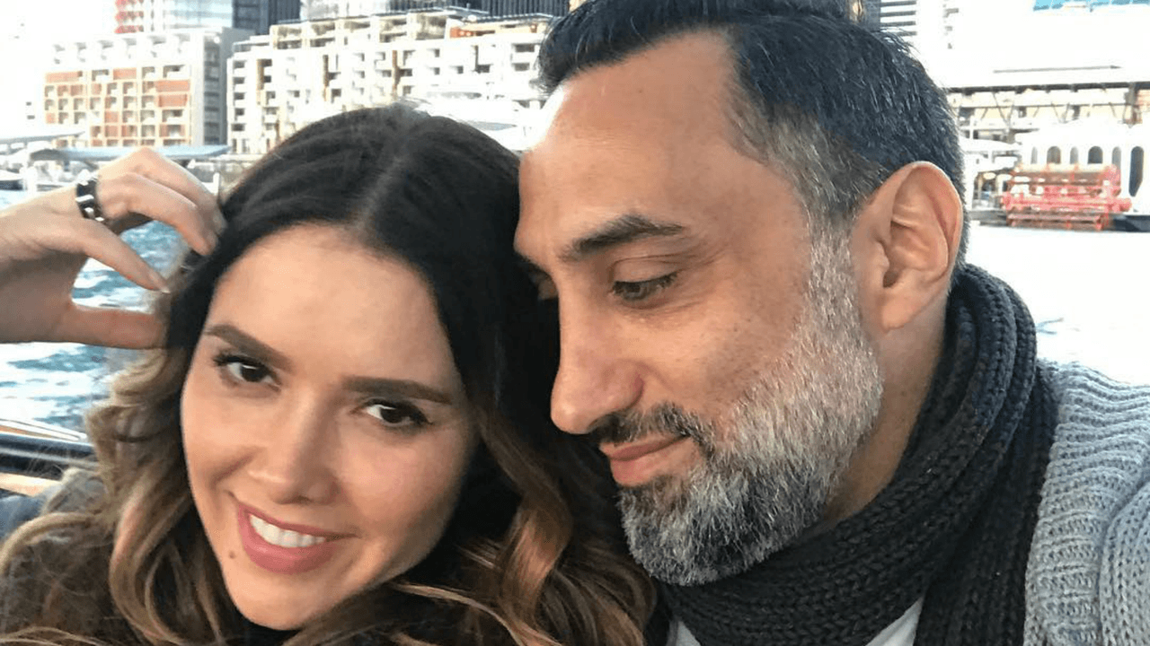 <b><a href="https://www.univision.com/entretenimiento/miles-de-flores-lujo-y-romanticismo-asi-fue-la-gran-boda-de-marlene-favela-fotos#7fff7e620001" target="_blank">La pareja se casó en México</a></b> en 2017. Favela nunca ha sido del todo clara sobre los motivos que la llevaron a disolver su matrimonio con George Seely. Cuando se le pregunta por su ex es escueta y solo menciona que él sí tiene contacto con la niña. 
<br>