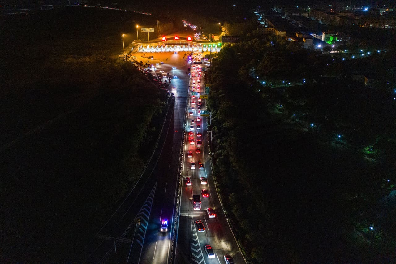 El tránsito no tardó mucho en recuperar la normalidad en los puentes, túneles y peajes reabiertos y según las autoridades casi 1,000 vehículos cruzaron un concurrido peaje en la frontera de Wuhan a la medianoche, cuando se levantaron las barricadas. El gobierno no reportó nuevos contagios el miércoles.