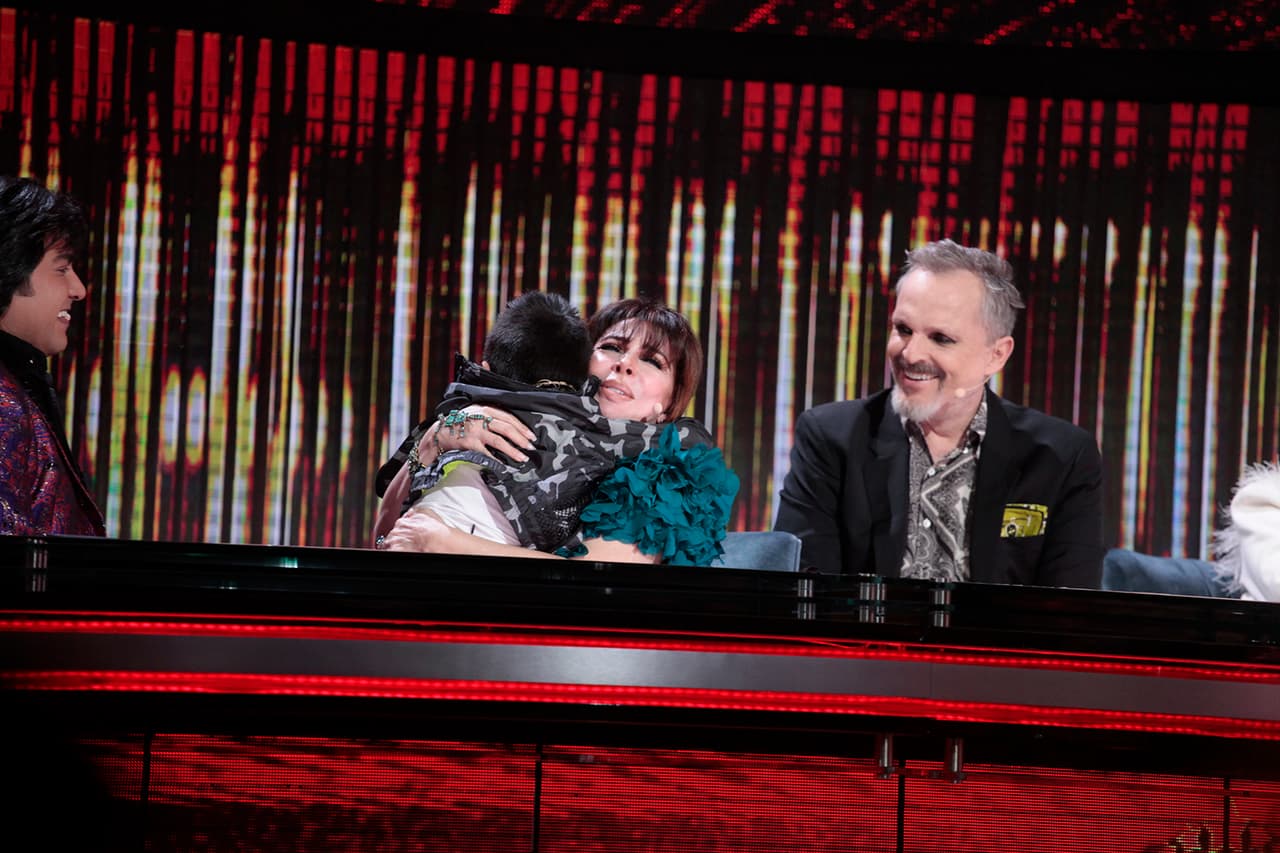 El pequeño no supo qué contestar y se limitó a seguirla abrazando y dejarse querer.