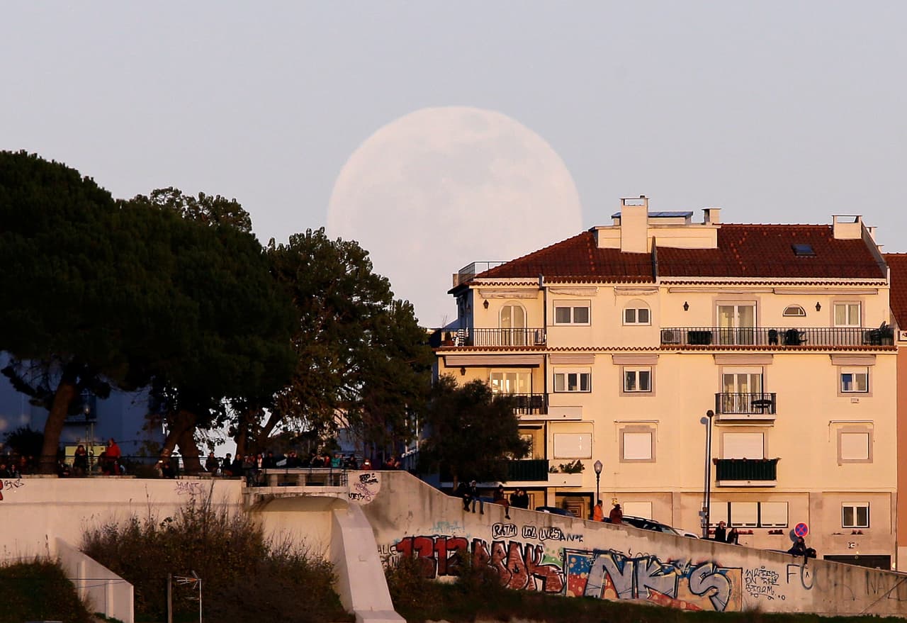 En Lisboa, la gente ha podido disfrutar del espectáculo de la súper luna la tarde de este domingo.