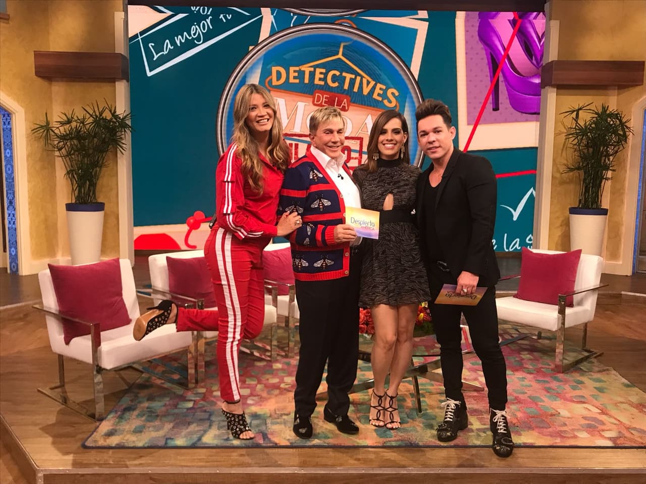 Osmel no dudó en aceptar la invitación para compartir con los Detectives de la Moda.