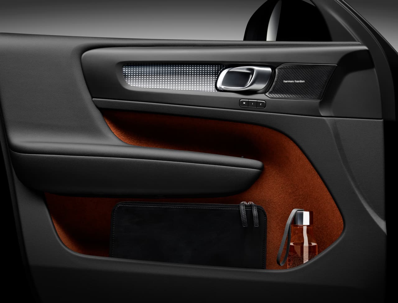 Los bolsillos de las puertas delanteras de la Volvo XC40 son enormes gracias a que el equipo de diseño no instaló las cornetas del sistema de sonido en su parte inferior.