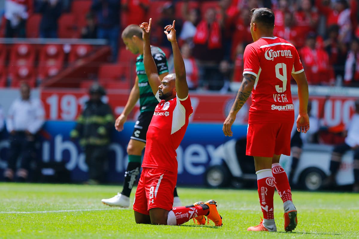 El mediocampista brasileño William Da Silva (centro) anotó el primer gol de Toluca, el empate parcial al minuto 14.
