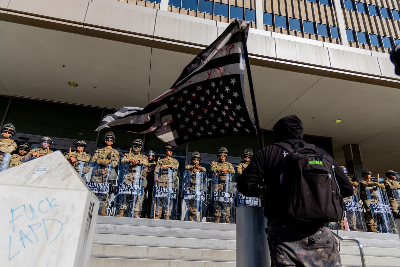 El gobernador Gavin Newsom 
<b>condenó en cadena estatal el despliegue militar</b> 
<a href="https://www.univision.com/local/los-angeles-kmex/rechazan-solicitud-newsom-frenar-despliegue-militar-trump-los-angeles">ordenado por el presidente Trump</a> en Los Ángeles, calificándolo como un “abuso de poder descarado”.