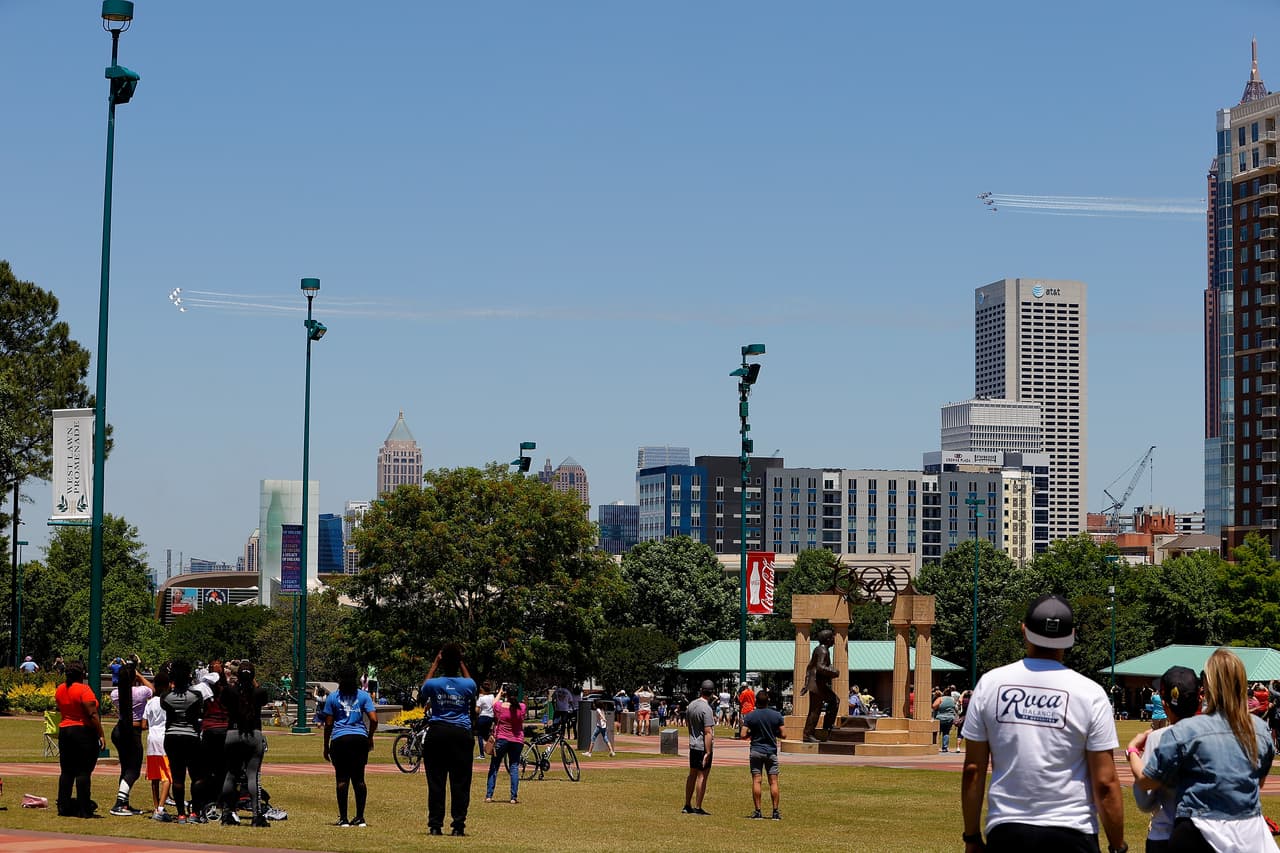 Los Navy Blue Angels de EE.UU. y los Thunderbirds de la Fuerza Aérea estadounidense sobrevolaron los cielos del área metropolitana de Atlanta para rendir homenaje a a los trabajadores de atención médica de primera línea y a los socorristas que luchan contra el coronavirus.