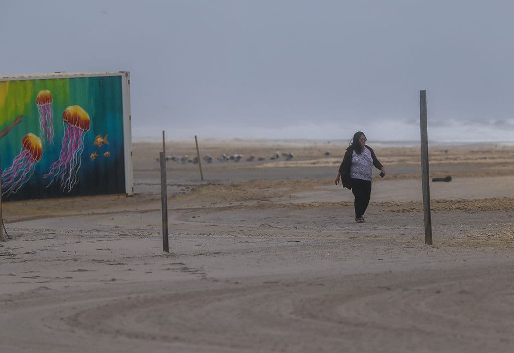 Las autoridades 
<b>cerraron una carretera principal que conecta las Islas Barrera</b> el miércoles por la noche debido al aumento de la marejada y el crecimiento de las olas.