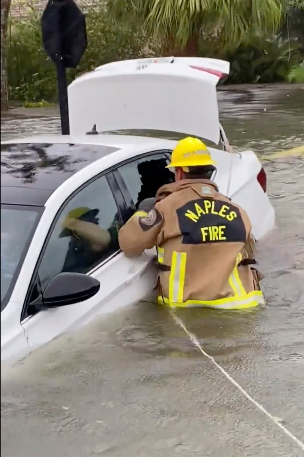 Esta foto muestra al Departamento de Bomberos y Rescate de Naples, otras d elas ciudades fuertemente afectadas por el huracán. Los rescatistas ayudaron a un automovilista varado en medio de las inundaciones causadas por el huracán Ian.
<br>
<br>