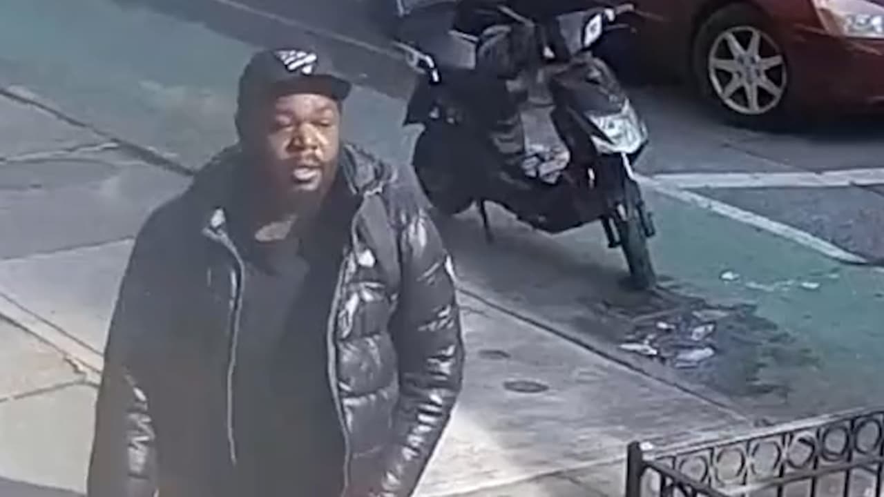 Se busca: por atacar a un anciano que estaba parado en una calle de Brooklyn