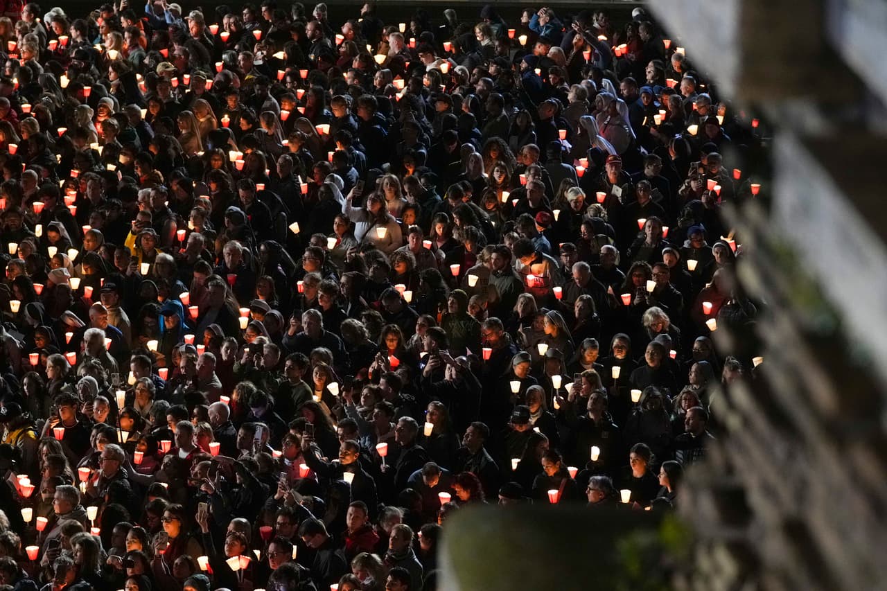 Fieles asisten a la procesión del Vía Crucis, dentro del Coliseo de Roma, el Viernes Santo, 18 de abril de 2025.
<br>
<br>Durante esta semana, los fieles reviven los momentos de la vida de Jesús, desde su entrada a Jerusalén hasta su crucifixión y resurrección.