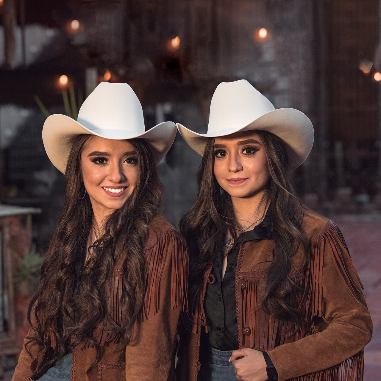 Con la mezcla musical que ellas mismas han bautizado como "pop sierreño", 
<b>Las Marías</b> también debutan en esta gala como candidatas a La Nueva Generación Regional Mexicano.