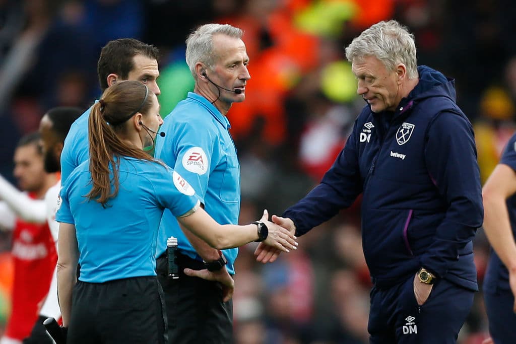David Moyes se acerca a los árbitros para saludarlos, de mano, intercambiar algunos puntos de vista y retirarse con otro apretón de manos.
