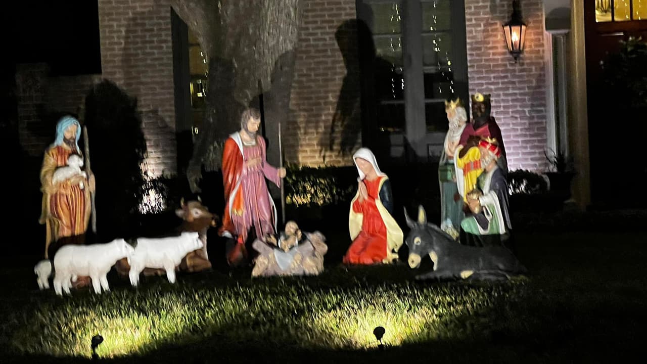 Los residentes ponen el toque navideño sus casas para deleite de los visitantes.