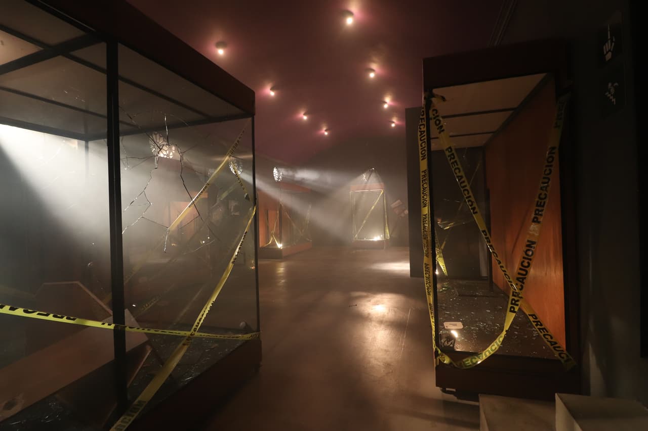 Así quedó el set luego de que las momias escaparan.