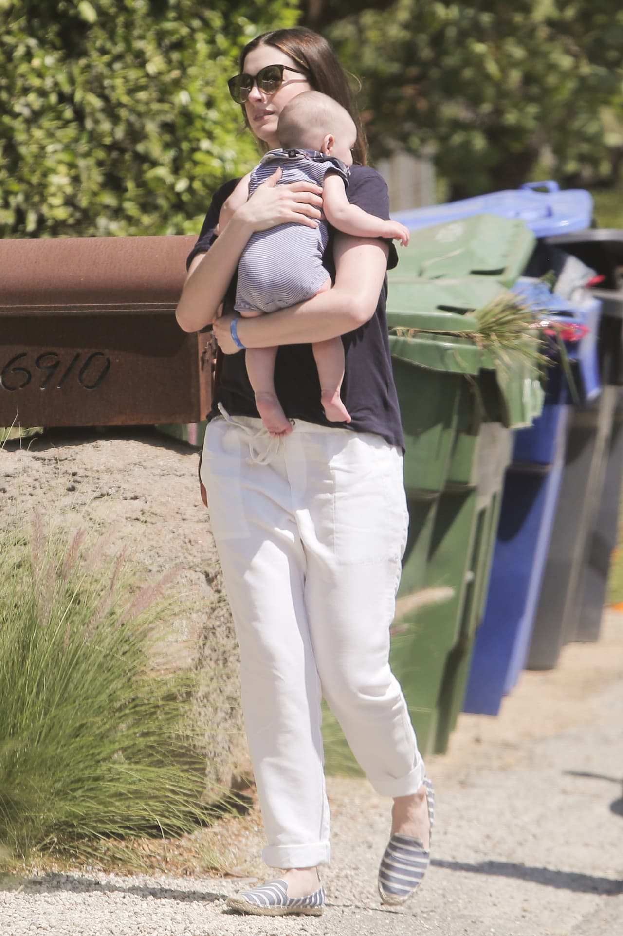 Hathaway y su esposo, Adam Shulman, fueron a casa de Matthew McConaughey a convivir un rato.