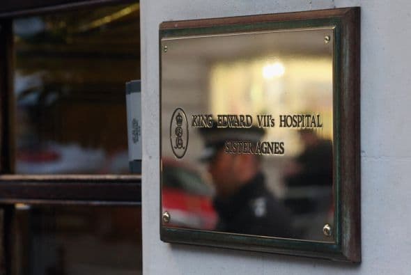 El duque y la duquesa de Cambridge, Guillermo y Catalina, expresaron en un comunicado su "profunda tristeza" por la noticia. No obstante, algunos medios británicos afirmaron que se podría tratar de un suicidio.