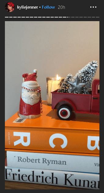 Kykie Jenner también ya está disfrutando la época navideña en su casa. La empresaria de cosméticos compartió en
<b><a href="https://www.instagram.com/kyliejenner/?hl=en" target="_blank">sus redes sociales</a></b> algunas fotografías de la decoración de su hogar.