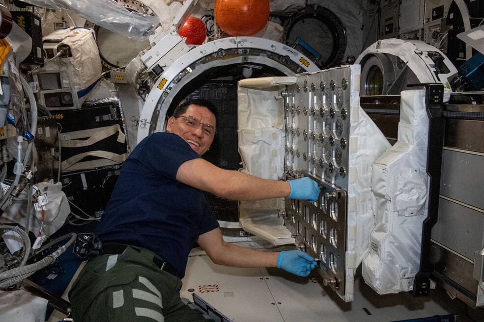 <h3 class="cms-H3-H3">Instalar tecnología para desplegar pequeños satélites:</h3>
<br>Durante su misión, Rubio ayudó a instalar NanoRacks CubeSat Deployer (NRCSD) para el lanzamiento en abril de 2023 de seis satélites diferentes, incluidos proyectos diseñados por estudiantes en Canadá. Organizaciones privadas, gubernamentales y académicas utilizan la estación espacial para desplegar pequeños satélites llamados CubeSats en la órbita de la Tierra para una variedad de objetivos de investigación.