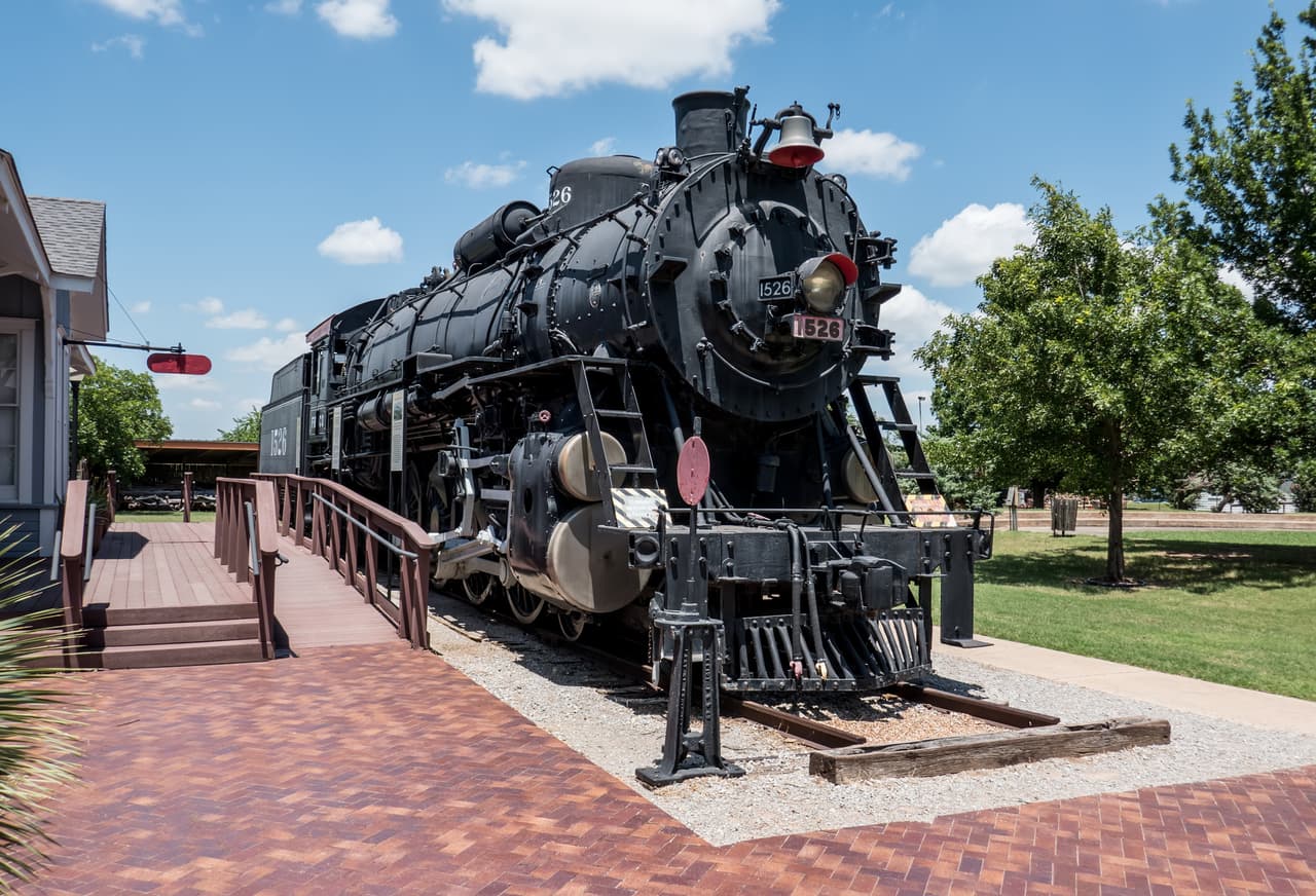 <h3 class="cms-H3-H3">5. Lawton, Oklahoma</h3>
<br>
<br>🏠
<b> Costo de vida mensual:</b> $1,483.75
<br>
<br>El sitio MyMove.com asegura que Lawton es una ciudad que ofrece a sus residentes “belleza natural por un razonable costo de vida”. Si bien el precio del alquiler es barato, el costo de la salud no lo es tanto, pues promedia $660.52 al mes. 
<br>