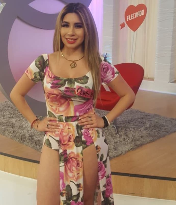 Entre otros procedimientos estéticos se ha sometido a una lipoescultura en todo el cuerpo: brazos, cintura, espalda, espalda baja y chaparreras, además de aumento de busto y una corrección de nariz.