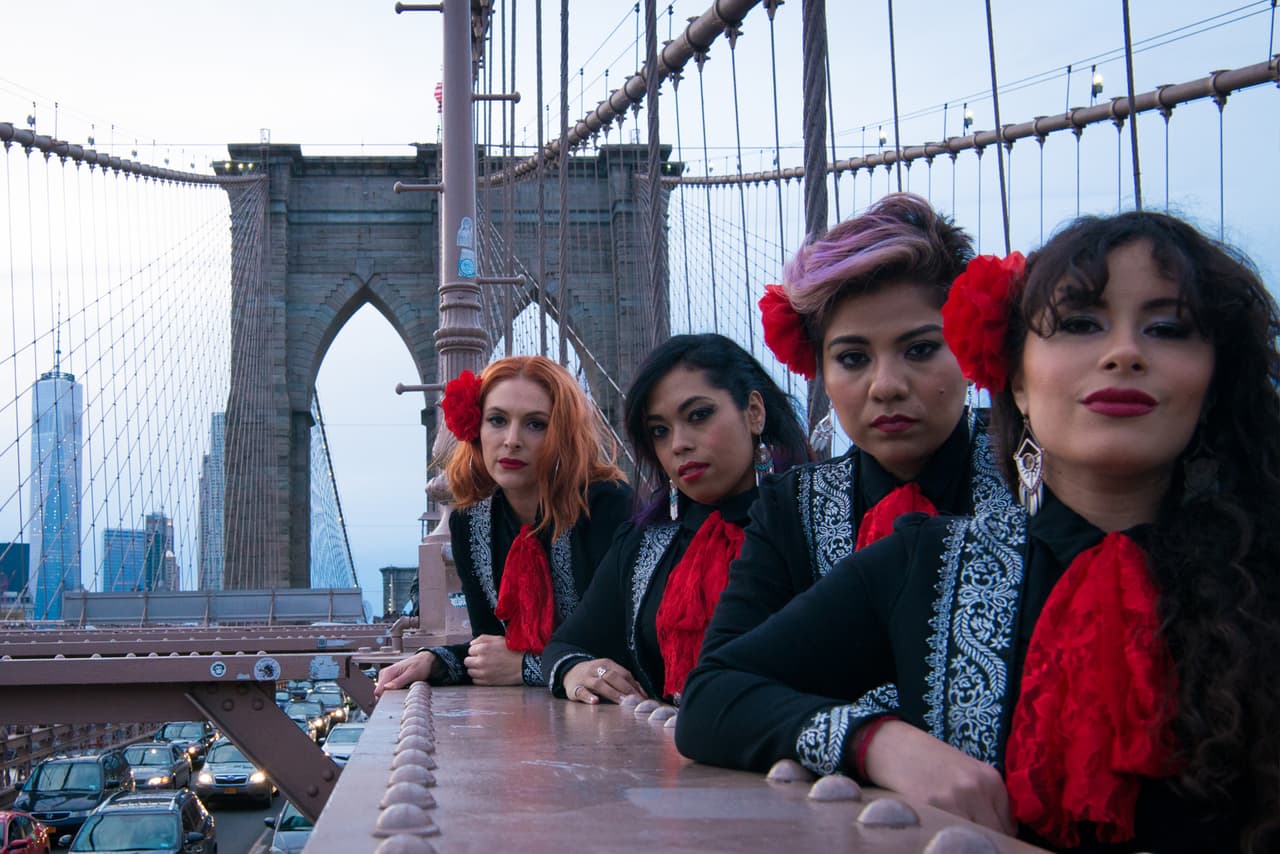 <b>Flor de Toloache hace sonar el mariachi en Queens</b>
<br>
<br>No es secreto que la cultura mexicana ya ha dejado su marca en Queens, ¿y qué es más mexicano que el mariachi? Es por eso que Flor de Toloache ––el primer conjunto neoyorquino de mariachi formado solo por mujeres–– rendirá homenaje a sus raíces con una presentación en ese condado, en el Flushing Town Hall este 5 de abril. Los boletos generales ya están agotados, pero habrá algunos en venta ese mismo día, así que llega temprano si quieres gozar del sonido de México.