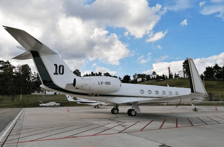 Leonel Messi viaja con estilo, pues este es el jet con el número 10 que adquirió hace poco. El avión incluye una cocina, dos baños y 16 asientos que pueden ser convertidos en camas.