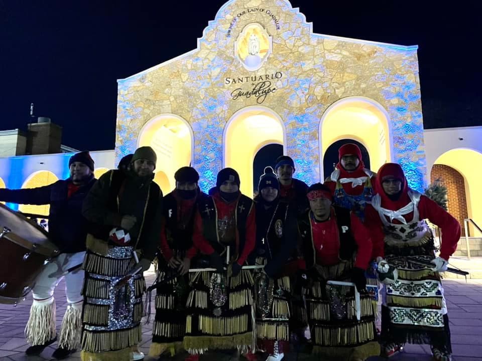 Los arcos recién renovados fueron el escenario de los grupos que ofrendaron su danza a la Guadalupana.