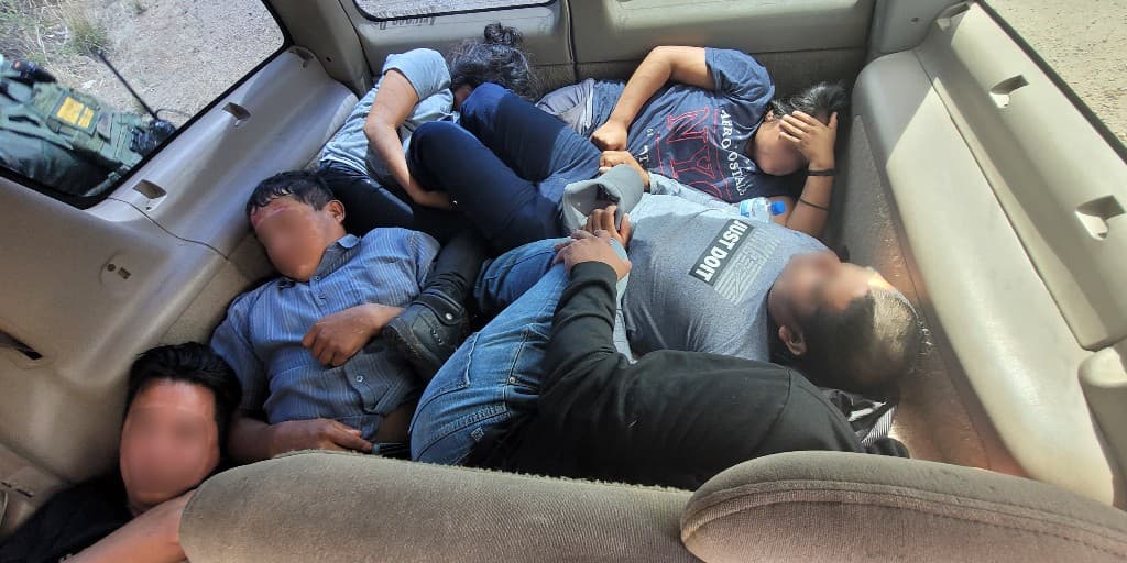 Los migrantes viajaban hacinados en varios compartimientos de un vehículo.