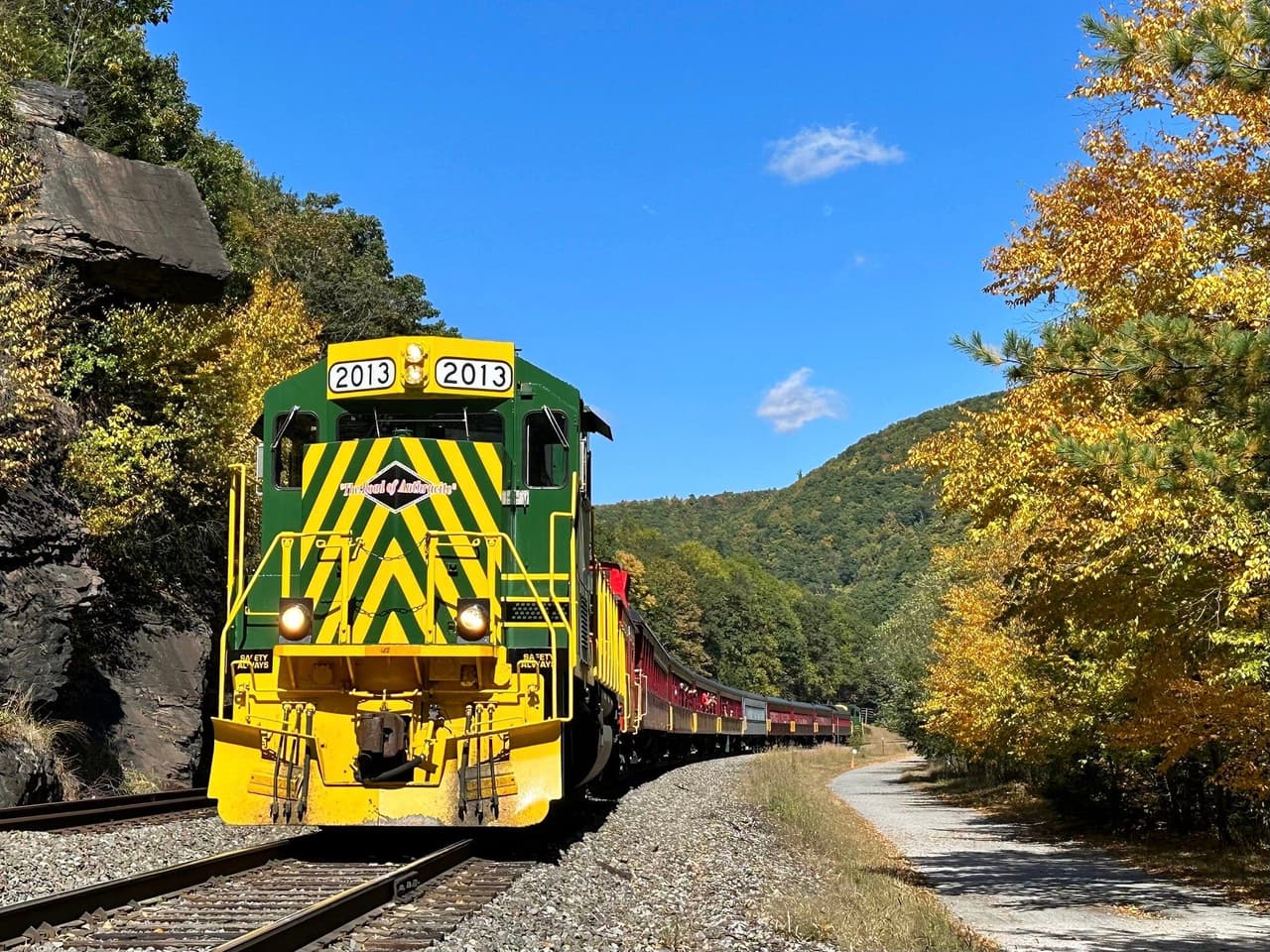 <b><a href="https://www.lgsry.com/">Lehigh Gorge Scenic Railway</a>. </b>El ferrocarril panorámico de Lehigh Gorge ofrece varios viajes diferentes, pero no importa cuál elijas, disfrutarás de un día relajante en la comodidad de algunos increíbles vagones antiguos.
<br>
<br>
<b><a href="https://goo.gl/maps/Yejh12jaypAyFpZZ9">Cómo llegar</a></b>