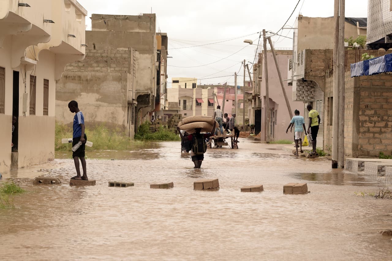 <b>Mortales lluvias en África Central.</b> Una calle inundada en Dakar, Senegal, luego de varios días de una poderosa e inusuales precipitaciones que dejaron al menos cinco muertos.